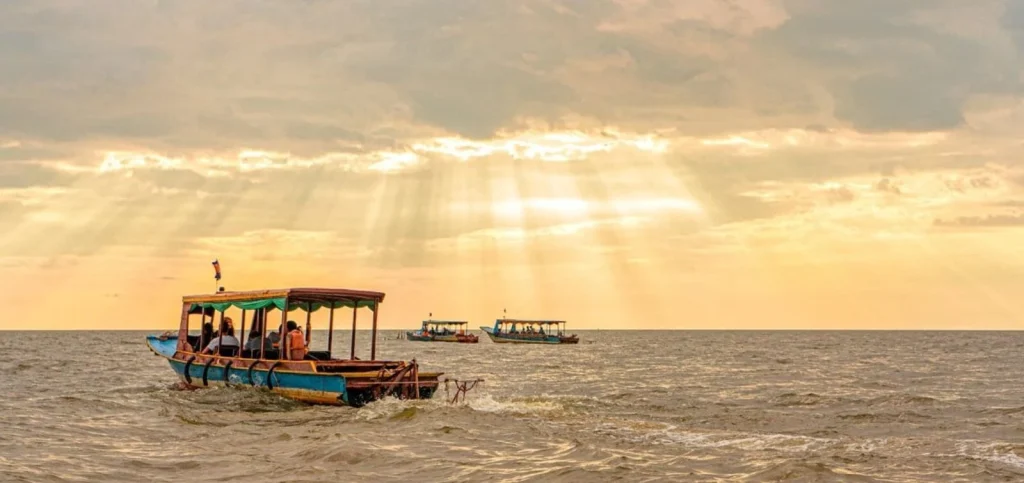 Tourists exploring Siem Reap’s cultural landmarks on a private 4-day tour.
